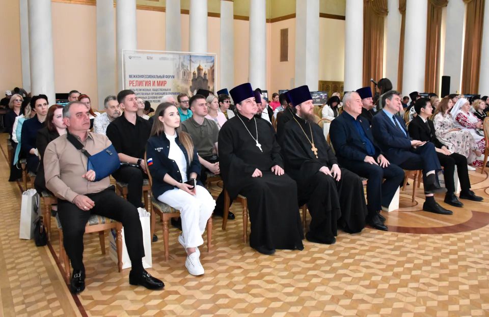 Укрепление мира и традиционных ценностей: в столице ЛНР прошел ежегодный Межконфессиональный форум «Религия и Мир» Укрепление мира и традиционных ценностей: в столице ЛНР прошел ежегодный Межконфессиональный форум «Религия и Мир»