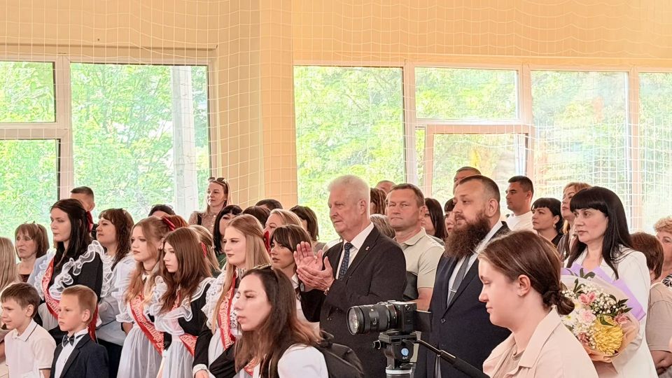 Сегодня с искренней радостью посетил Краснодонскую среднюю школу №2 имени кавалера ордена Ленина Н. П. Баракова. Вместе с председателем комитета Народного Совета ЛНР по социальной политике Иваном Санаевым мы поздравили... Сегодня с искренней радостью посетил Краснодонскую среднюю школу №2 имени кавалера ордена Ленина Н. П. Баракова. Вместе с председателем комитета Народного Совета ЛНР по социальной политике Иваном Санаевым мы поздравили...