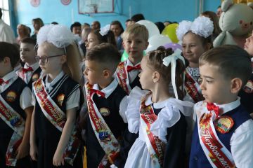 Сегодня во всех школах Лутугинского округа прозвенел последний звонок