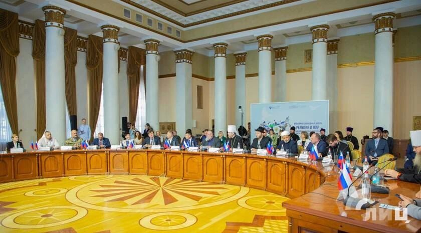Ежегодный межконфессиональный форум «Религия и Мир», призванный укрепить сотрудничество между представителями конфессий, органами власти и общественниками, начал работу в Луганске