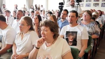 Во всех школах Луганска прозвучали последние звонки