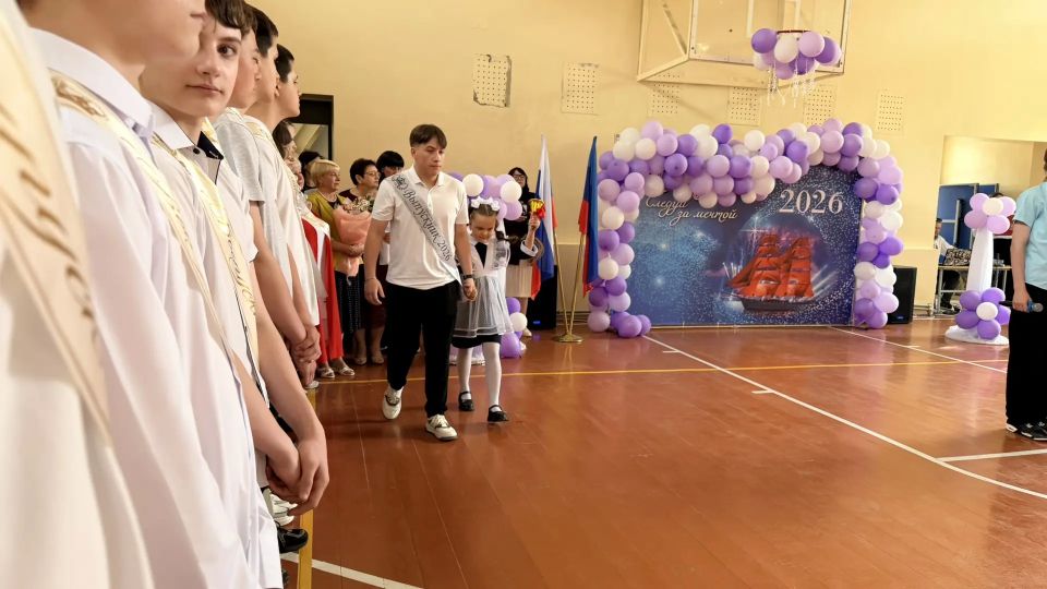 Сегодня с искренней радостью посетил Краснодонскую среднюю школу №2 имени кавалера ордена Ленина Н. П. Баракова. Вместе с председателем комитета Народного Совета ЛНР по социальной политике Иваном Санаевым мы поздравили... Сегодня с искренней радостью посетил Краснодонскую среднюю школу №2 имени кавалера ордена Ленина Н. П. Баракова. Вместе с председателем комитета Народного Совета ЛНР по социальной политике Иваном Санаевым мы поздравили...