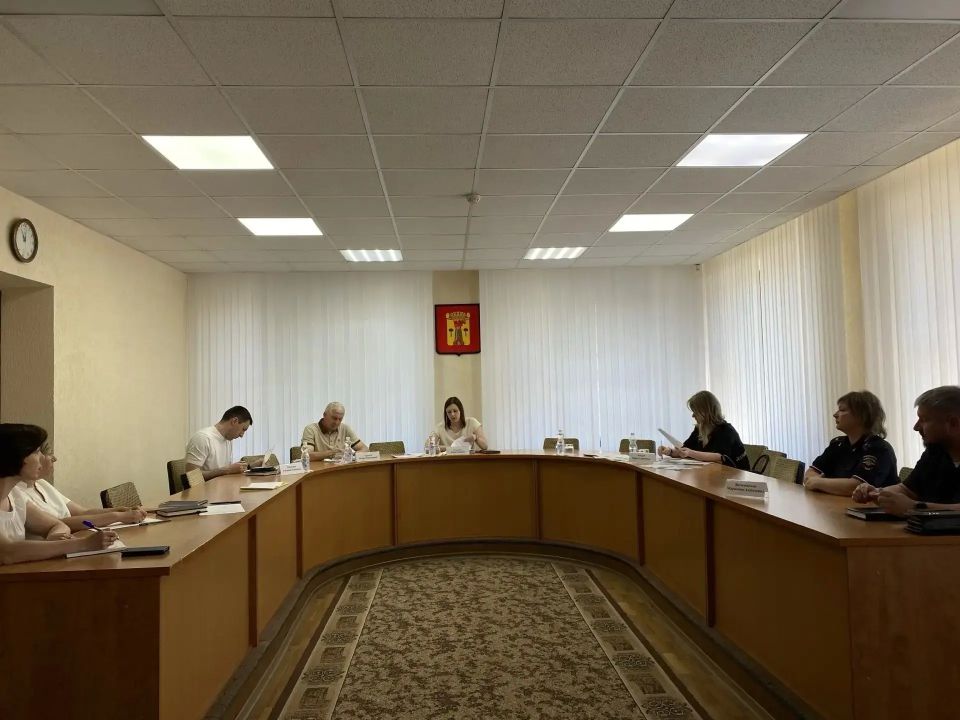 В Администрации Луганска прошло заседание межведомственной комиссии по противодействию нелегальной занятости В Администрации Луганска прошло заседание межведомственной комиссии по противодействию нелегальной занятости