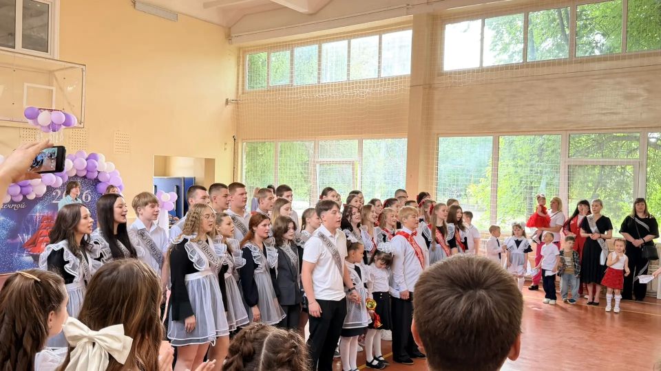 Сегодня с искренней радостью посетил Краснодонскую среднюю школу №2 имени кавалера ордена Ленина Н. П. Баракова. Вместе с председателем комитета Народного Совета ЛНР по социальной политике Иваном Санаевым мы поздравили... Сегодня с искренней радостью посетил Краснодонскую среднюю школу №2 имени кавалера ордена Ленина Н. П. Баракова. Вместе с председателем комитета Народного Совета ЛНР по социальной политике Иваном Санаевым мы поздравили...