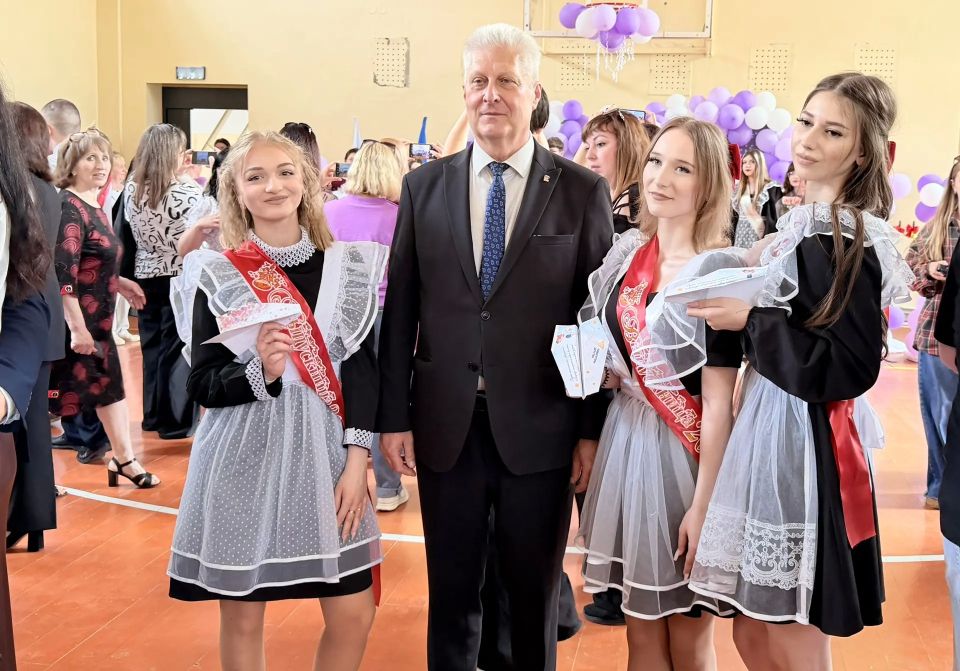 Сегодня с искренней радостью посетил Краснодонскую среднюю школу №2 имени кавалера ордена Ленина Н. П. Баракова. Вместе с председателем комитета Народного Совета ЛНР по социальной политике Иваном Санаевым мы поздравили... Сегодня с искренней радостью посетил Краснодонскую среднюю школу №2 имени кавалера ордена Ленина Н. П. Баракова. Вместе с председателем комитета Народного Совета ЛНР по социальной политике Иваном Санаевым мы поздравили...