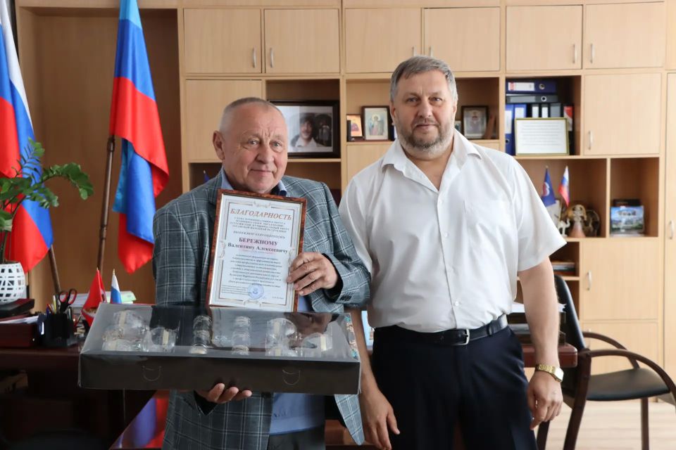 Глава Лутугинского муниципального округа поздравил местных предпринимателей с профессиональным праздником Глава Лутугинского муниципального округа поздравил местных предпринимателей с профессиональным праздником