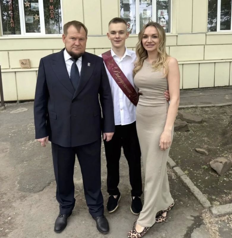 Денис Колесников: Сегодня побывал на последнем звонке в ГБОУ ЛНР "ЛСШ №1 имени профессора Л.М.Лоповка" Денис Колесников: Сегодня побывал на последнем звонке в ГБОУ ЛНР "ЛСШ №1 имени профессора Л.М.Лоповка"