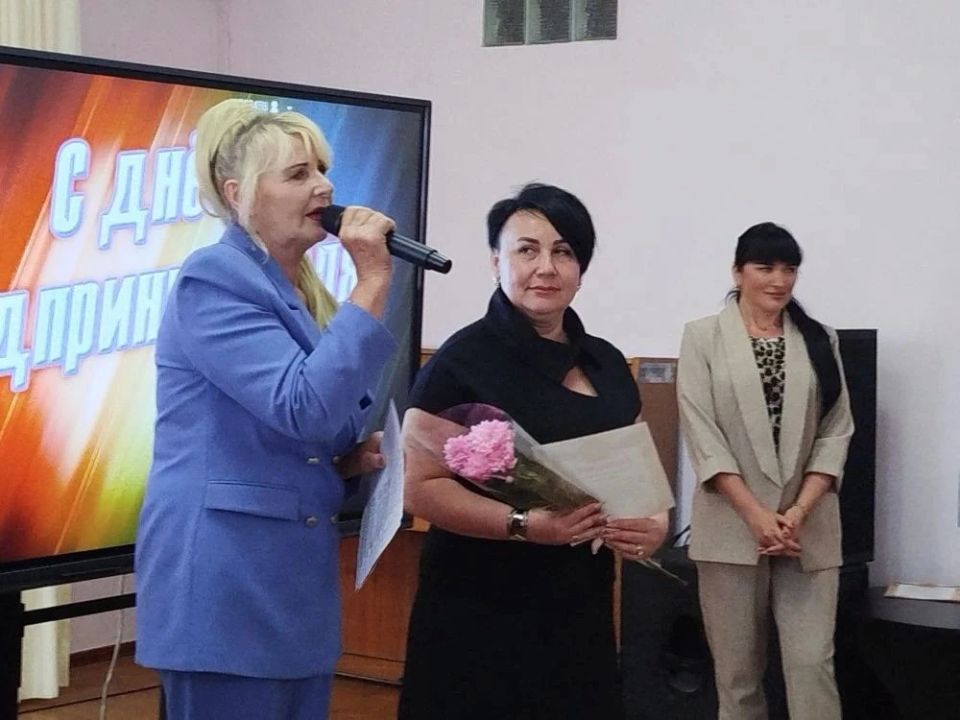 В литературной гостинной Дворца культуры чествовали тех, кто своим трудом и талантом сумел построить успешный бизнес и внести значительный вклад в экономику нашего города В литературной гостинной Дворца культуры чествовали тех, кто своим трудом и талантом сумел построить успешный бизнес и внести значительный вклад в экономику нашего города