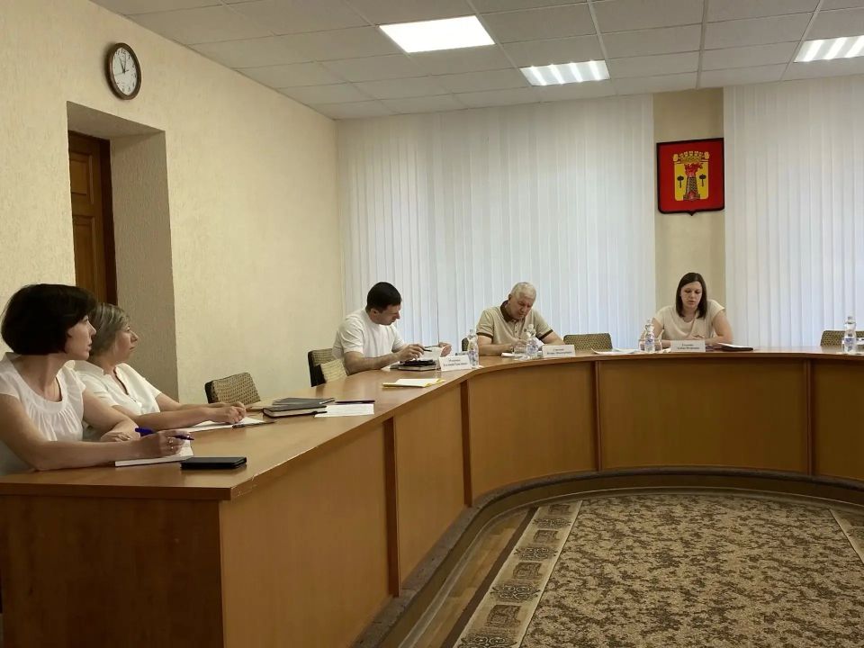 В Администрации Луганска прошло заседание межведомственной комиссии по противодействию нелегальной занятости В Администрации Луганска прошло заседание межведомственной комиссии по противодействию нелегальной занятости