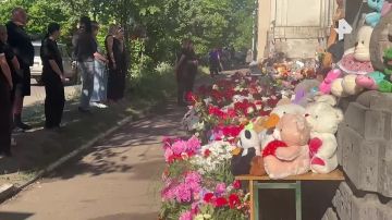"Не знаешь, с какой стороны будет еще удар": очевидец атаки ВСУ в Старобельске помогал вытаскивать детей из-под завалов