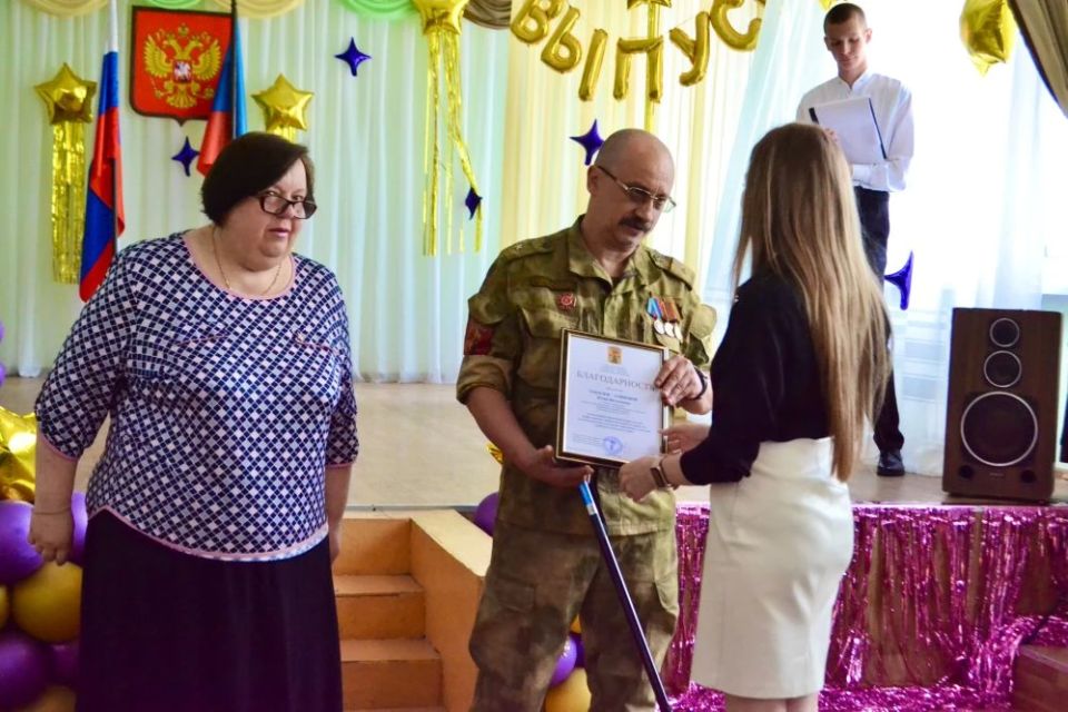 В луганской школе № 53 прошёл последний звонок В луганской школе № 53 прошёл последний звонок