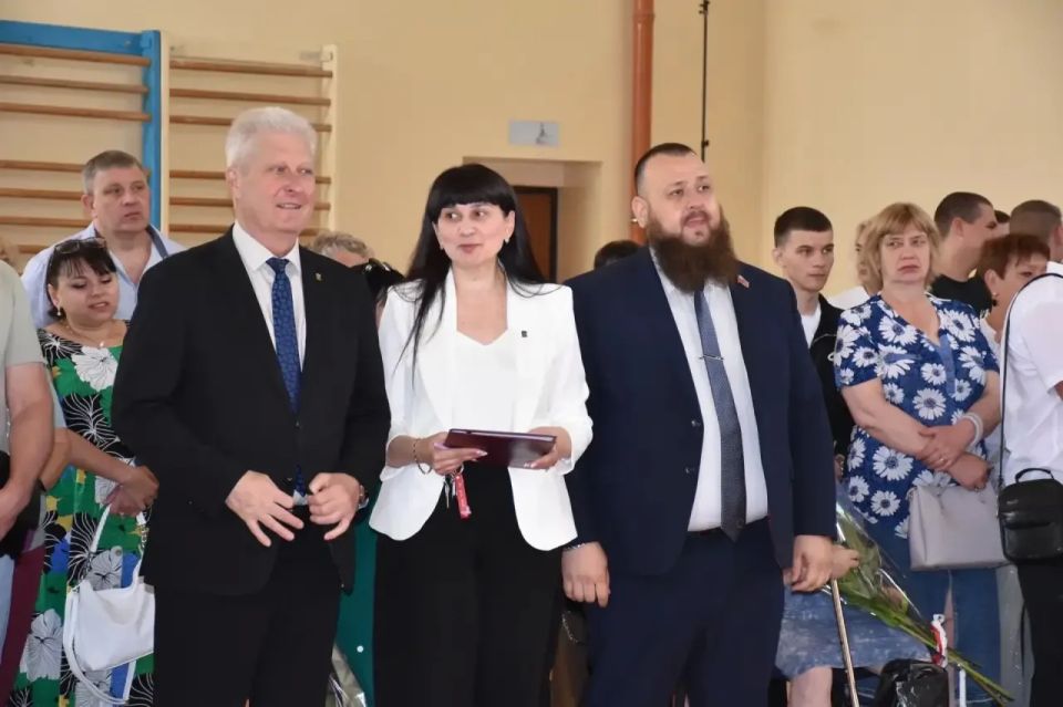 Сегодня с искренней радостью посетил Краснодонскую среднюю школу №2 имени кавалера ордена Ленина Н. П. Баракова. Вместе с председателем комитета Народного Совета ЛНР по социальной политике Иваном Санаевым мы поздравили... Сегодня с искренней радостью посетил Краснодонскую среднюю школу №2 имени кавалера ордена Ленина Н. П. Баракова. Вместе с председателем комитета Народного Совета ЛНР по социальной политике Иваном Санаевым мы поздравили...