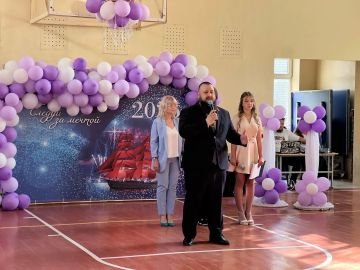 Иван Санаев: В Краснодонской школе № 2 прозвенел последний звонок