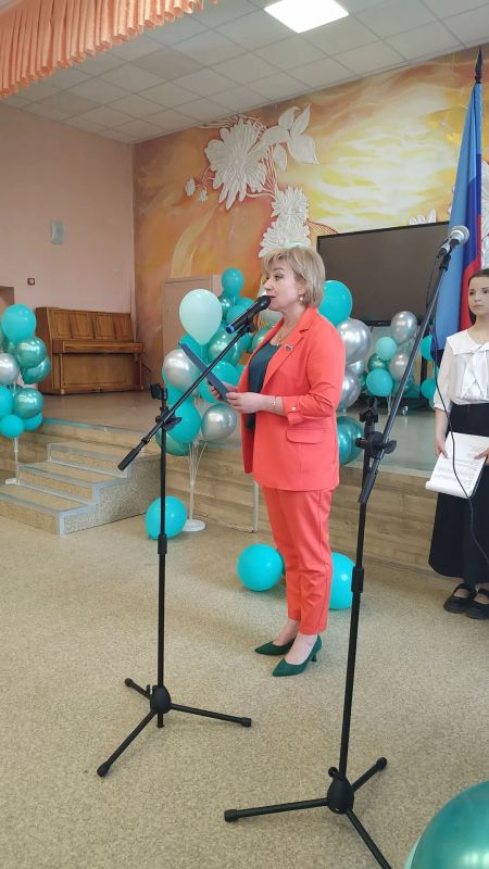 Депутаты Совета городского округа приняли участие в празднике Последнего звонка в общеобразовательных учреждениях города Депутаты Совета городского округа приняли участие в празднике Последнего звонка в общеобразовательных учреждениях города