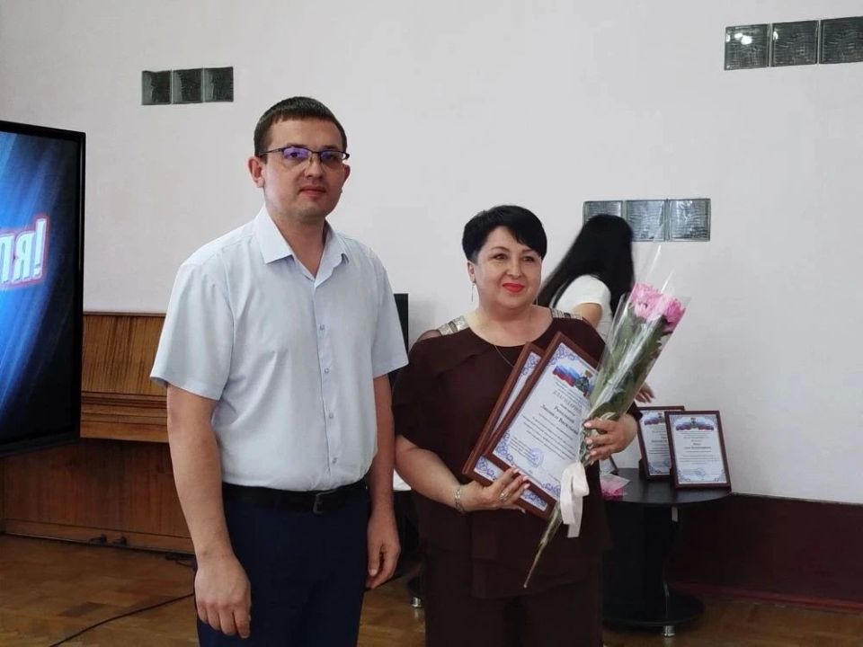 В литературной гостинной Дворца культуры чествовали тех, кто своим трудом и талантом сумел построить успешный бизнес и внести значительный вклад в экономику нашего города В литературной гостинной Дворца культуры чествовали тех, кто своим трудом и талантом сумел построить успешный бизнес и внести значительный вклад в экономику нашего города