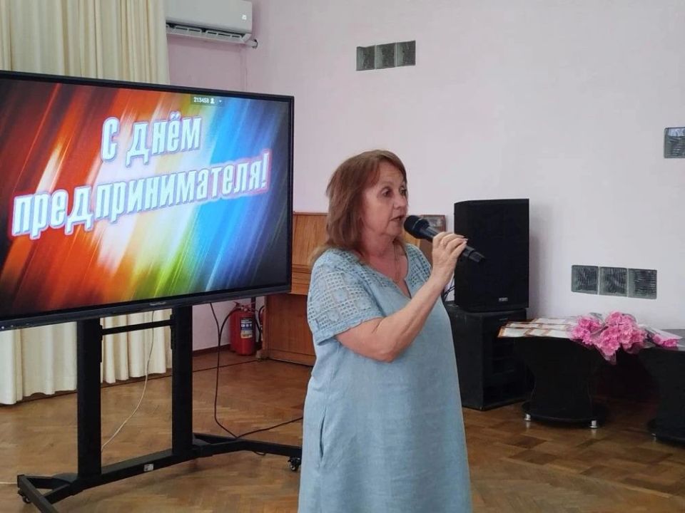 В литературной гостинной Дворца культуры чествовали тех, кто своим трудом и талантом сумел построить успешный бизнес и внести значительный вклад в экономику нашего города В литературной гостинной Дворца культуры чествовали тех, кто своим трудом и талантом сумел построить успешный бизнес и внести значительный вклад в экономику нашего города
