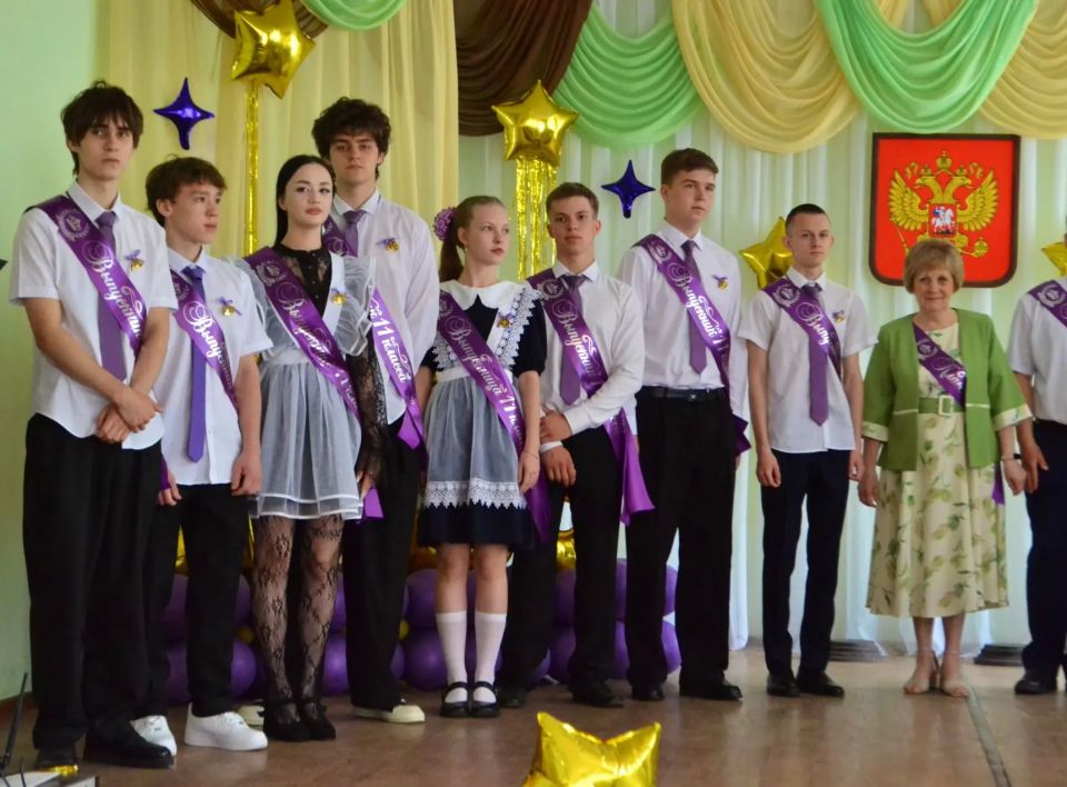 В луганской школе № 53 прошёл последний звонок В луганской школе № 53 прошёл последний звонок
