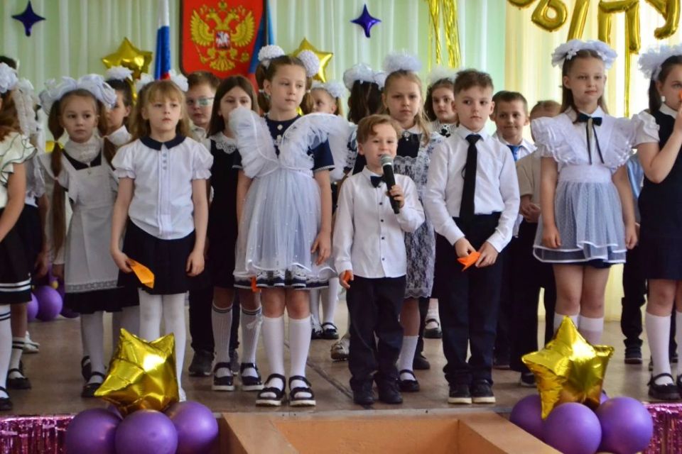 В луганской школе № 53 прошёл последний звонок В луганской школе № 53 прошёл последний звонок