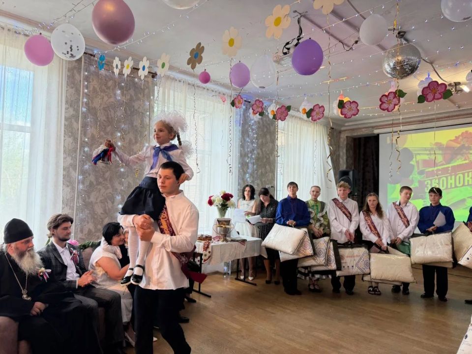 Константин Бутримов: Последний звонок и первый шаг: выпускники Лутугинской школы-интерната шагают в новую жизнь Константин Бутримов: Последний звонок и первый шаг: выпускники Лутугинской школы-интерната шагают в новую жизнь