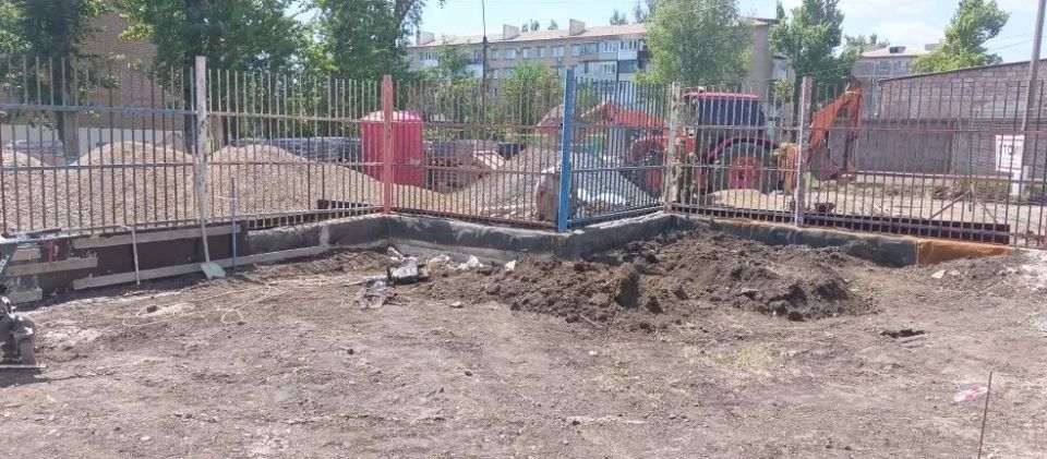 В Ровеньках продолжается благоустройство общественной территории В Ровеньках продолжается благоустройство общественной территории