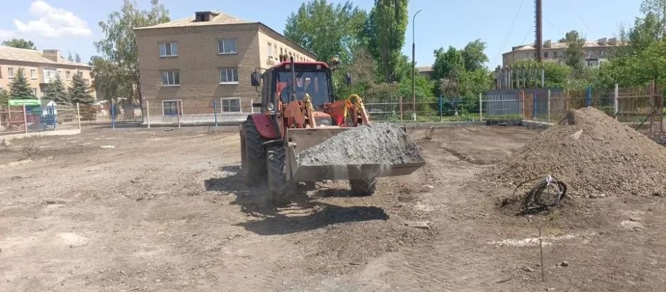 В Ровеньках продолжается благоустройство общественной территории
