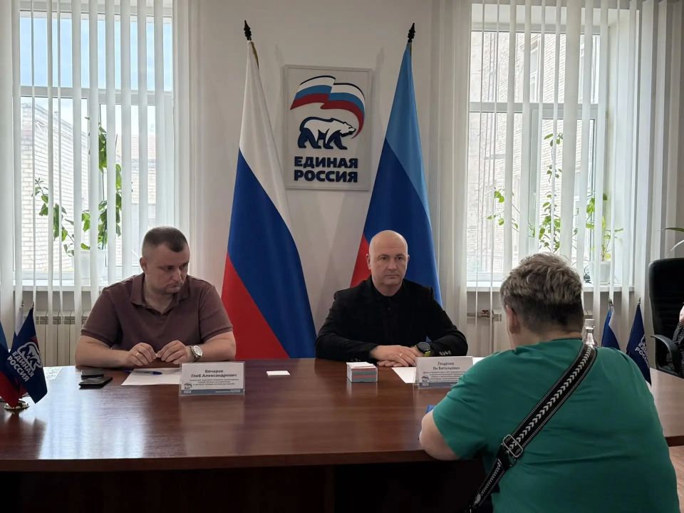 Депутат Ян Лещенко провел прием граждан в Луганске Депутат Ян Лещенко провел прием граждан в Луганске