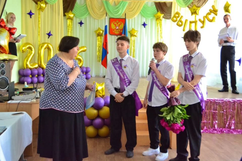 В луганской школе № 53 прошёл последний звонок В луганской школе № 53 прошёл последний звонок
