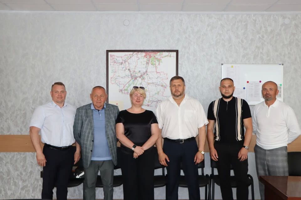 Глава Лутугинского муниципального округа поздравил местных предпринимателей с профессиональным праздником Глава Лутугинского муниципального округа поздравил местных предпринимателей с профессиональным праздником