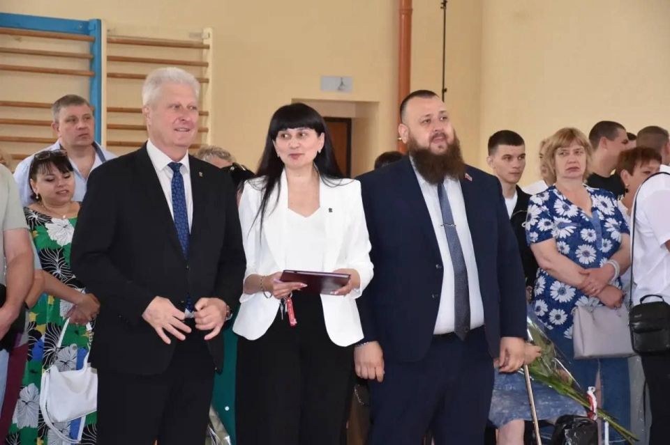 Сегодня Глава Краснодонского муниципального округа с искренней радостью посетил Краснодонскую среднюю школу №2 имени кавалера ордена Ленина Н. П. Баракова. Вместе с председателем комитета Народного Совета ЛНР по социальной...