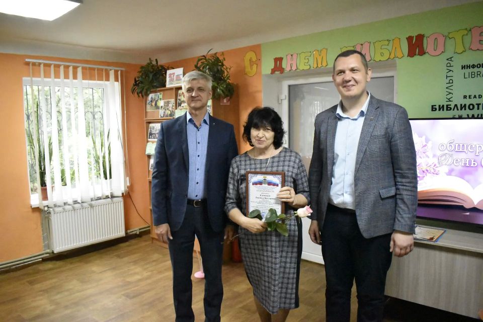 27 мая заместитель Председателя Совета городского округа Светлана Стрижаченко, заместитель Главы Администрации Александр Каменский, начальник отдела культуры Наталья Труфанова и уполномоченный представитель Брянской области... 27 мая заместитель Председателя Совета городского округа Светлана Стрижаченко, заместитель Главы Администрации Александр Каменский, начальник отдела культуры Наталья Труфанова и уполномоченный представитель Брянской области...