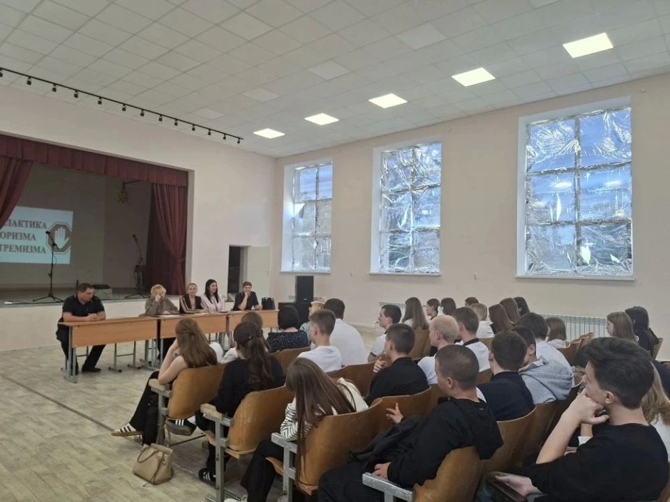 В Антрацитовской средней школе № 9 состоялось профилактическое мероприятие для учащихся 9–11 классов и их родителей В Антрацитовской средней школе № 9 состоялось профилактическое мероприятие для учащихся 9–11 классов и их родителей