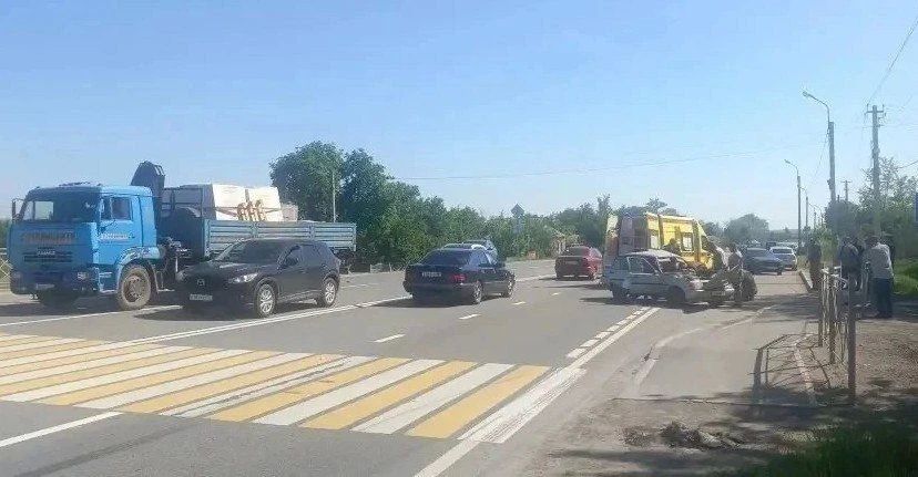 Полицейские из Алчевска и Перевальска по пути на учебу спасли раненого в ДТП пенсионера