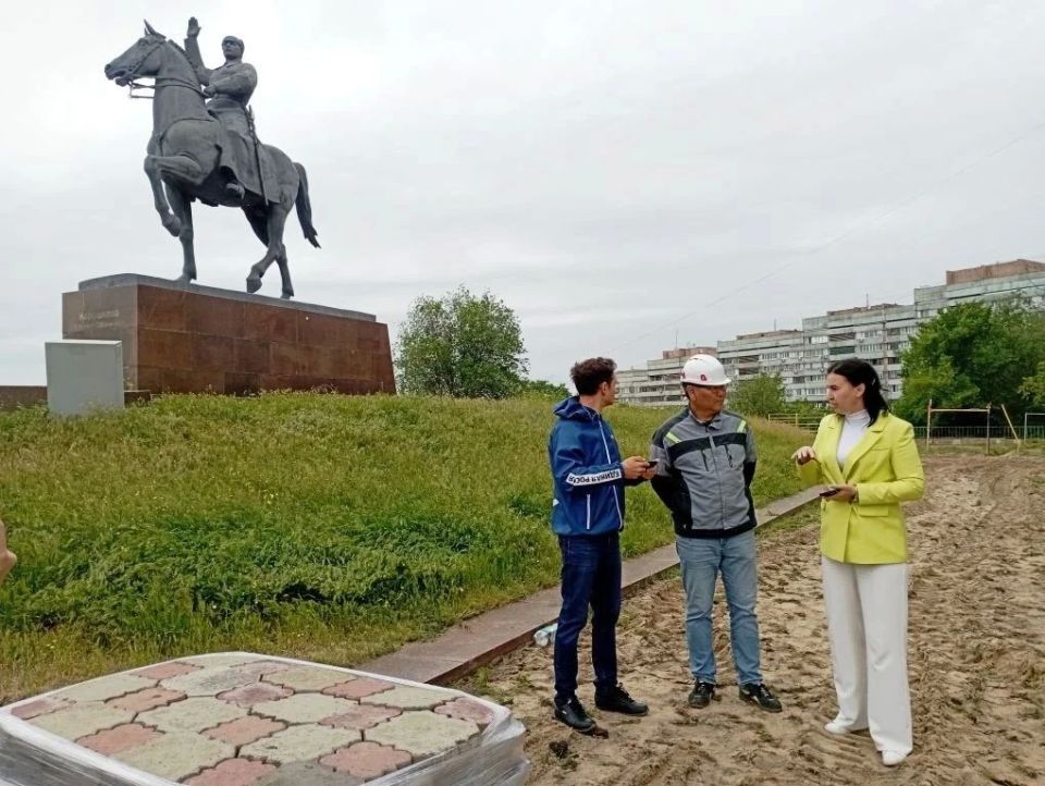 В Луганске восстанавливают сквер возле памятника Ворошилову В Луганске восстанавливают сквер возле памятника Ворошилову