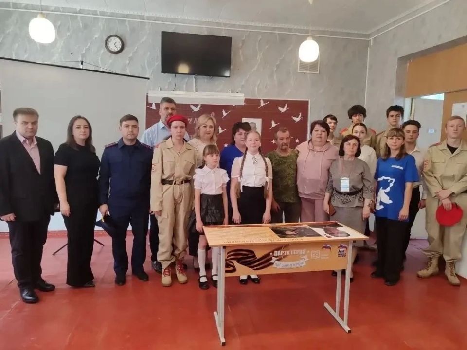 Сотрудники СК открыли «Парту героя» в школе Алчевска