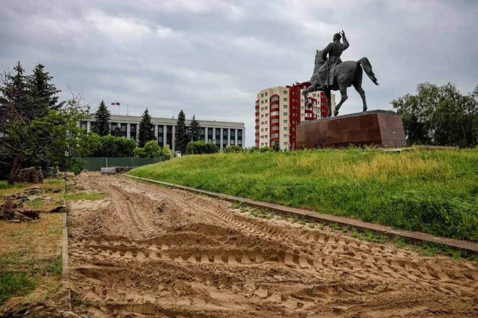 Масштабная реконструкция началась в сквере у памятника Клименту Ворошилову в Луганске