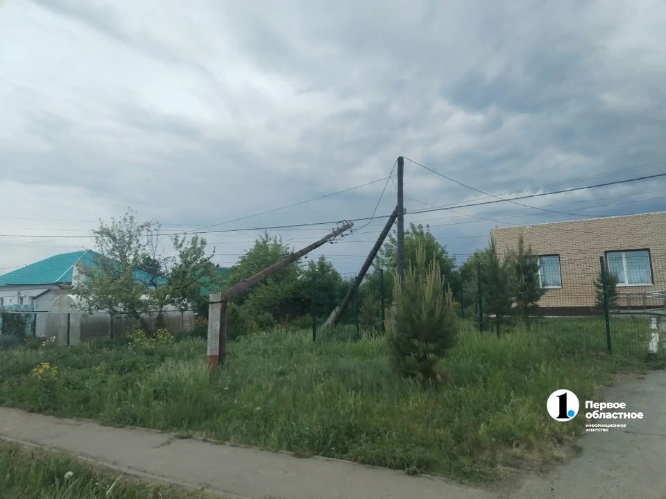 В пригороде Челябинска с детской школы искусств ураган сорвал крышу В пригороде Челябинска с детской школы искусств ураган сорвал крышу