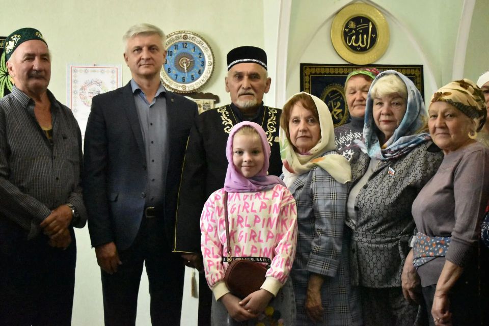 К празднованию, прошедшему 27 мая в городской мечети, присоединились почетные гости – заместитель председателя Совета городского округа Светлана Стрижаченко, уполномоченный представитель Брянской области Евгений Бобовский и... К празднованию, прошедшему 27 мая в городской мечети, присоединились почетные гости – заместитель председателя Совета городского округа Светлана Стрижаченко, уполномоченный представитель Брянской области Евгений Бобовский и...