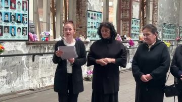 В Беслане зажгли свечи в память о студентах, погибших в Старобельске