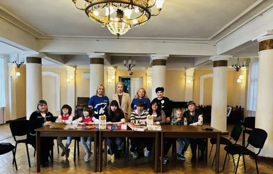 Сегодня в Краснодонском Дворце культуры им. «Молодой гвардии» прошел мастер-класс для детей с ограниченными возможностями здоровья