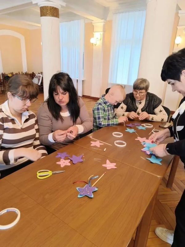 Сегодня в Краснодонском Дворце культуры им. «Молодой гвардии» прошел мастер-класс для детей с ограниченными возможностями здоровья Сегодня в Краснодонском Дворце культуры им. «Молодой гвардии» прошел мастер-класс для детей с ограниченными возможностями здоровья