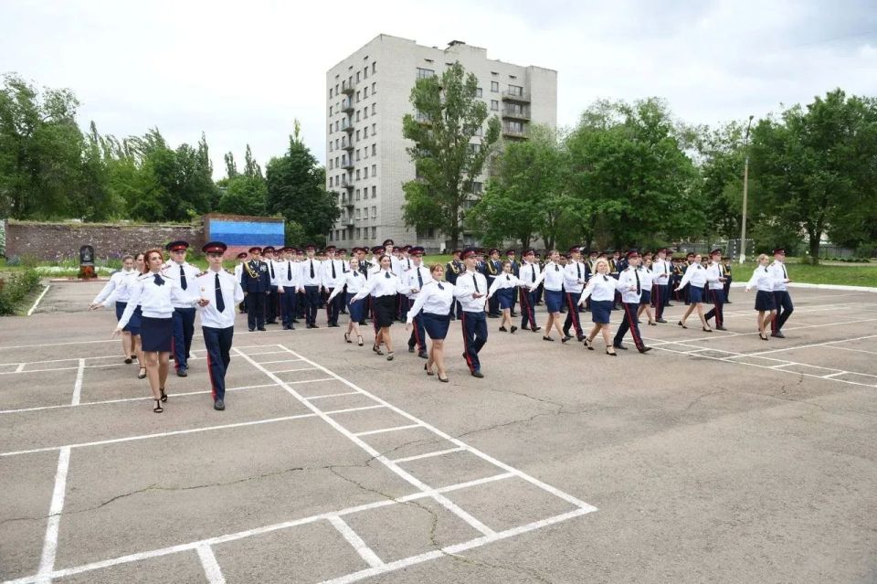 Виктор Водолацкий: Сегодня принял участие в торжественной церемонии прощания со знаменем, которая прошла в Луганском казачьем кадетском корпусе имени маршала авиации Александра Ефимова Виктор Водолацкий: Сегодня принял участие в торжественной церемонии прощания со знаменем, которая прошла в Луганском казачьем кадетском корпусе имени маршала авиации Александра Ефимова