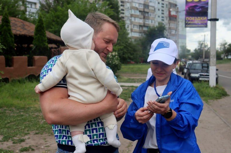 Волонтеры помогают жителям определиться с выбором территории, которую в 2027 г. благоустроят в рамках федерального проекта «ФКГС» Волонтеры помогают жителям определиться с выбором территории, которую в 2027 г. благоустроят в рамках федерального проекта «ФКГС»