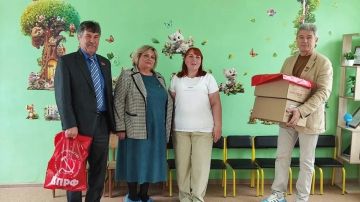 Депутат Народного Совета Луганской Народной Республики от КПРФ Виктор Иванович Щекатунов, депутат Луганского городского совета от КПРФ Валентин Владленович Попов и помощник депутата Народного Совета ЛНР Дарья Александровна...