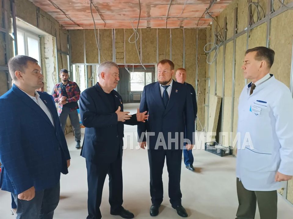 Единороссы проинспектировали ход капитального ремонта нового диагностического центра в Станице Луганской Единороссы проинспектировали ход капитального ремонта нового диагностического центра в Станице Луганской