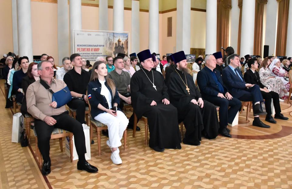 В ЛНР прошел межконфессиональный форум «Религия и мир» В ЛНР прошел межконфессиональный форум «Религия и мир»