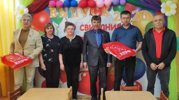 Депутат Народного Совета Луганской Народной Республики от КПРФ Виктор Иванович Щекатунов, депутат Луганского городского совета от КПРФ Валентин Владленович Попов, помощник депутата Народного Совета ЛНР Дарья Александровна...