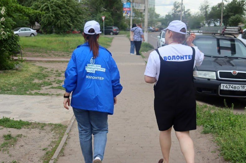 Волонтеры помогают жителям определиться с выбором территории, которую в 2027 г. благоустроят в рамках федерального проекта «ФКГС» Волонтеры помогают жителям определиться с выбором территории, которую в 2027 г. благоустроят в рамках федерального проекта «ФКГС»