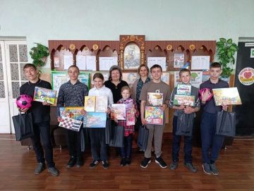Поздравление и вручение подарков воспитанникам Кленовой (коррекционной) специальной школы-интернат»