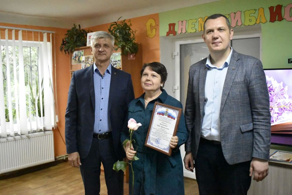 27 мая заместитель Председателя Совета городского округа Светлана Стрижаченко, заместитель Главы Администрации Александр Каменский, начальник отдела культуры Наталья Труфанова и уполномоченный представитель Брянской области... 27 мая заместитель Председателя Совета городского округа Светлана Стрижаченко, заместитель Главы Администрации Александр Каменский, начальник отдела культуры Наталья Труфанова и уполномоченный представитель Брянской области...