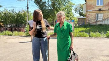 Медик Светлана не смогла пройти мимо пожилой женщины, бредущей по обледенелому тротуару в ветхой одежде